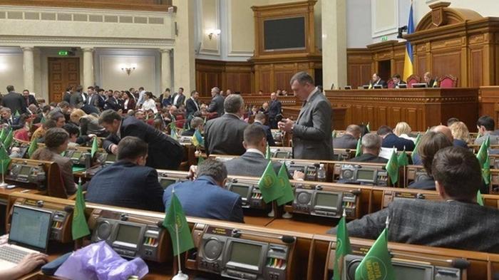 СМИ: Рада соберется для голосования по режиму ЧП