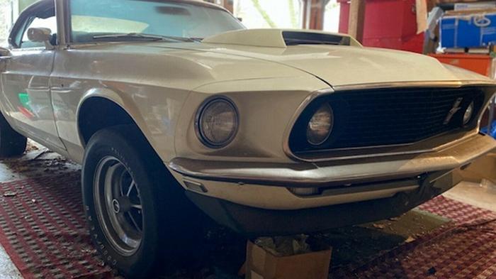 Редкий Ford Mustang нашли в гараже спустя 39 лет (фото)