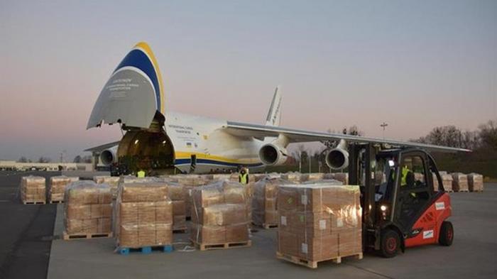 Украинский самолет доставил медоборудование в Польшу