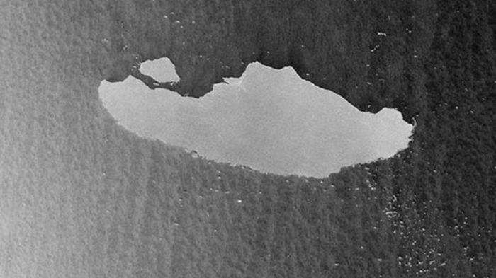 Разрушается самый большой в мире айсберг (видео)