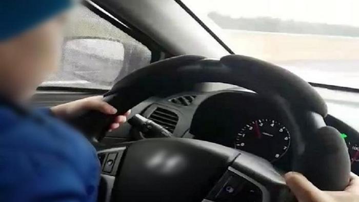 В Запорожской области 10-летний мальчик приехал за рулем в магазин (видео)