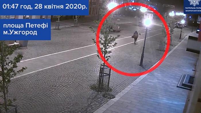 В Ужгороде мужчина лопатой бил авто и витрины (видео)