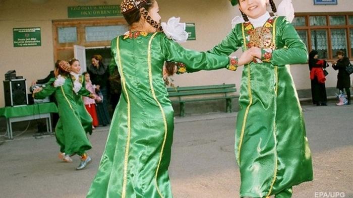 В Туркменистане бюджетницам запретили красить волосы и делать маникюр