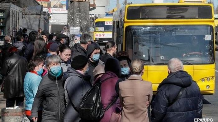 Почти половина украинцев видит ухудшение ситуации с коронавирусом