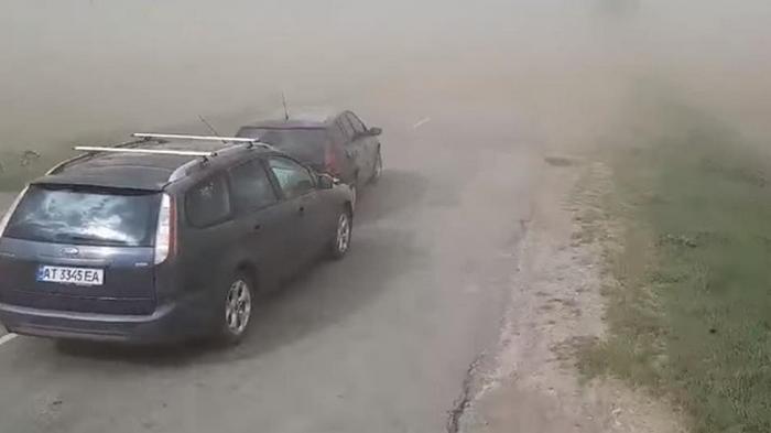 На Прикарпатье пылевая буря привела к ДТП (видео)