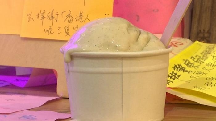 В Гонконге продают мороженое со вкусом слезоточивого газа