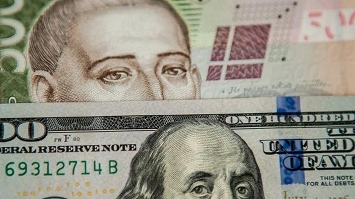 Курс валют: Доллар упал до минимума за два месяца