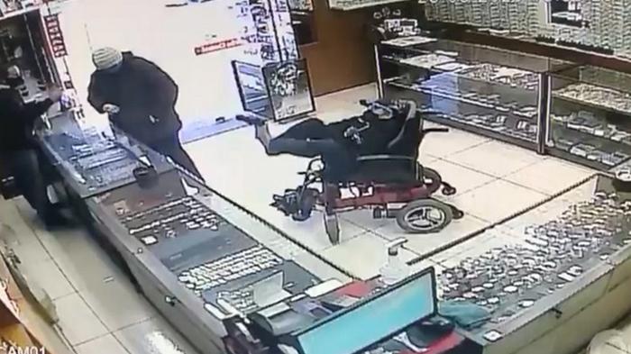 Инвалид-колясочник совершил налет на ювелирный магазин (видео)