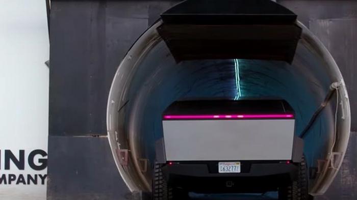 Маск проехал на Cybertruck по подземному тоннелю (видео)