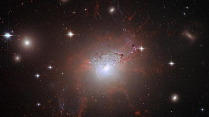 Хаббл снял редкое массивное скопление звезд (фото)