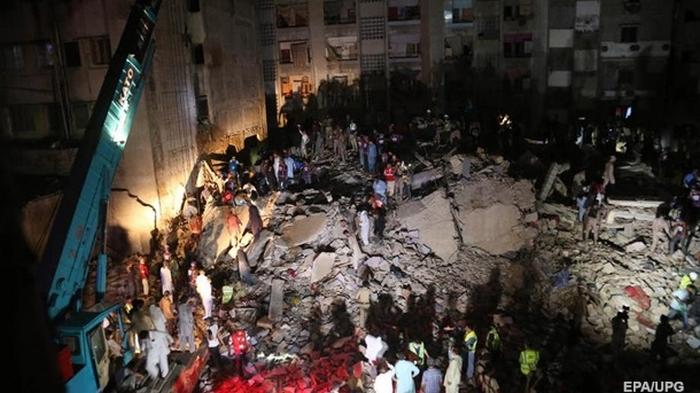 В Пакистане при обрушении жилого дома погибли 19 человек