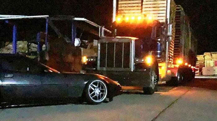 Дрифтер-любитель проехал на Chevrolet Corvette под грузовиком (видео)