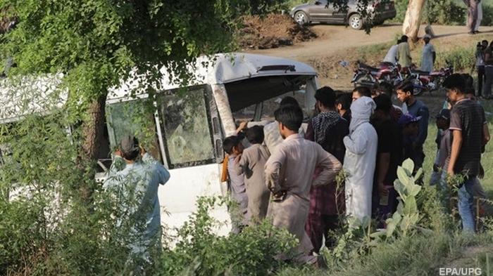 В Пакистане поезд врезался в автобус с паломниками: 29 погибших