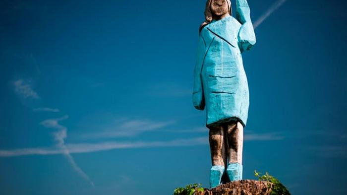 В Словении подожгли деревянную статую Меланьи Трамп