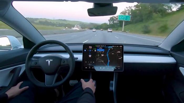 Tesla скоро смогут обходиться без водителя – Маск