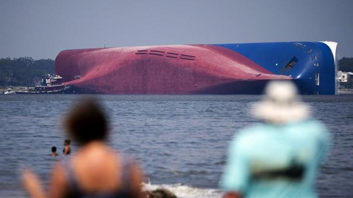 Опрокинувшееся судно с тысячами авто утопят в океане