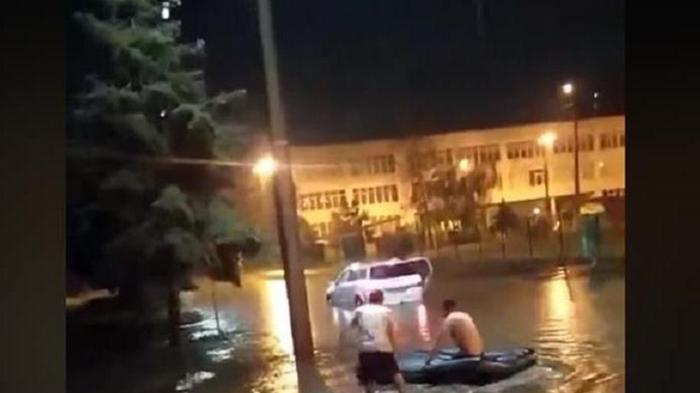 В Харькове люди плавали на лодке по улице (видео)