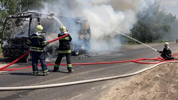 На Черкасчине загорелся автобус с пассажирами (видео)