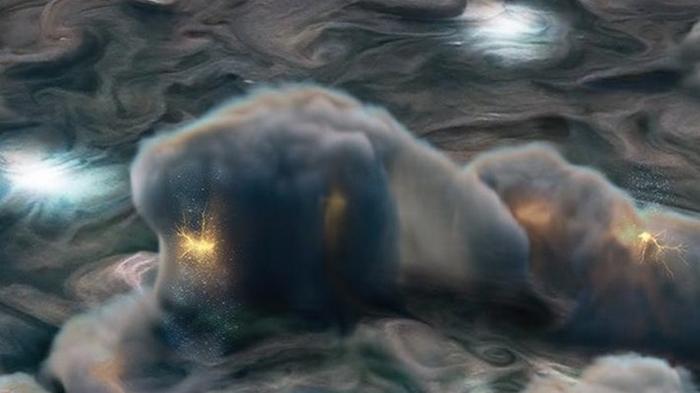 В NASA показали неожиданные искры на Юпитере