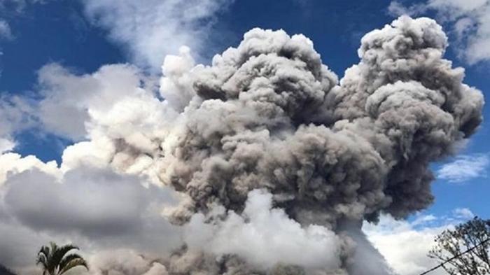 Вулкан Синабунг выбросил гигантское облако пепла (видео)