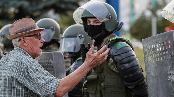 Дубинки – это путь в никуда: В МИД Украины напомнили властям Беларуси о Майдане