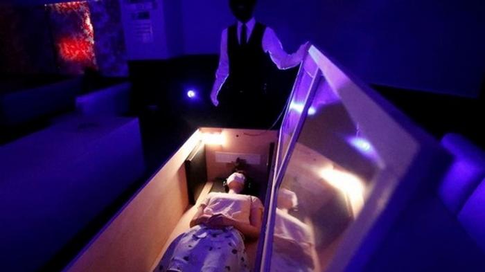 В гробу в окружении зомби: японцам предлагают снять стресс из-за COVID-19