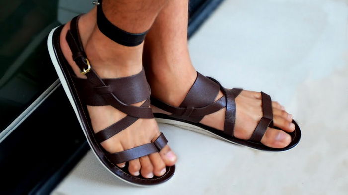 Модная обувь — мужские сандалии. С чем носить?