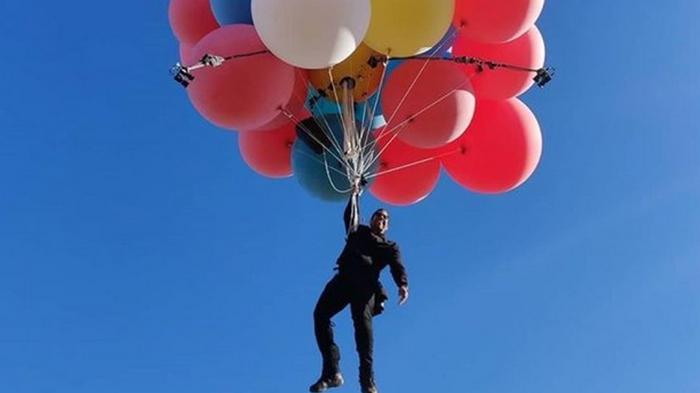 Иллюзионист поднялся в небо на воздушных шарах (видео)