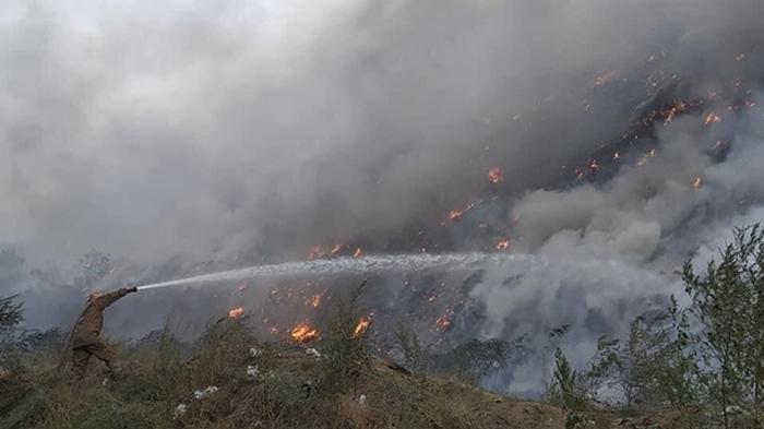 Под Полтавой вспыхнул масштабный пожар на свалке (видео)