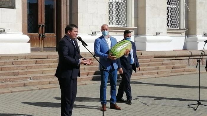 Шмыгалю подарили самый большой херсонский арбуз (фото)