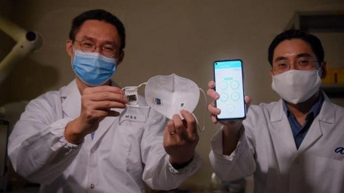Ученые изобрели маску, отслеживающую симптомы коронавируса (фото)