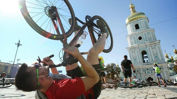 В Киеве тысяча велосипедистов улеглись на площади