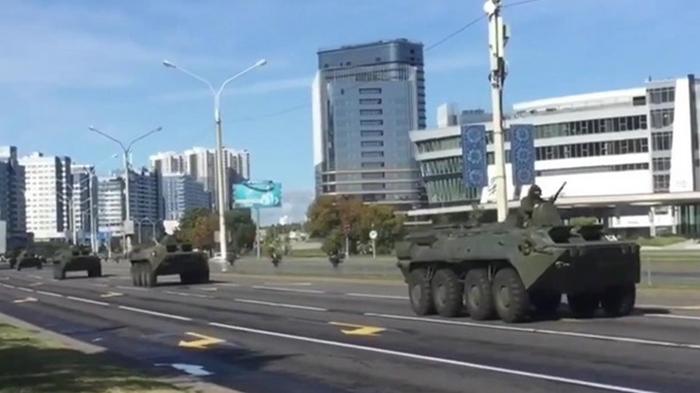 В центре Минска появилась бронетехника (видео)