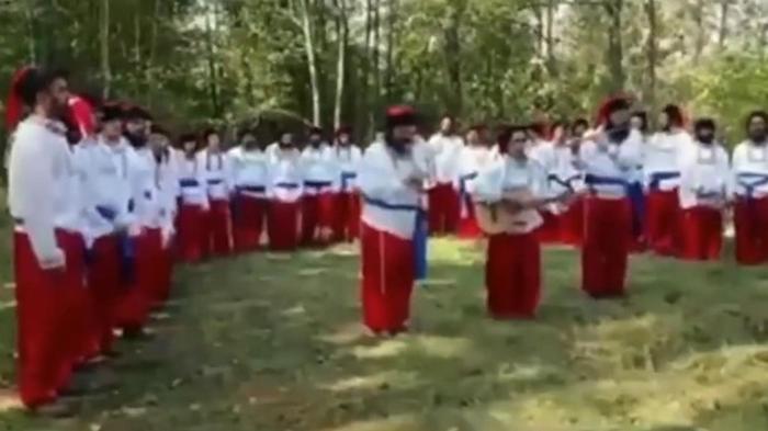 Хасиды в украинских костюмах спели гимн Украины (видео)