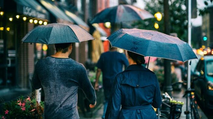 Почему мы чувствуем перепады погоды и как с этим бороться: врачи о метеозависимости