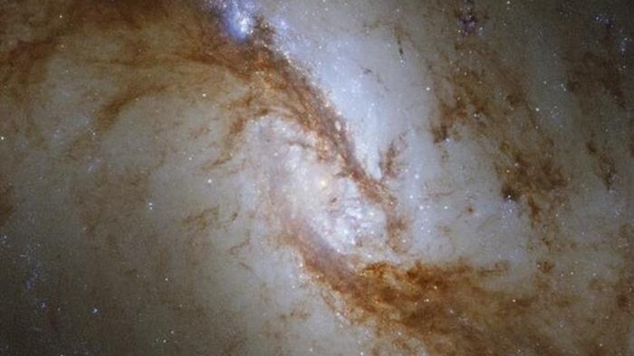 На фото попала рождающая сотни звезд галактика
