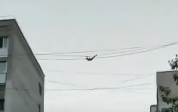 В Николаеве человек-паук лазал по проводам (видео)