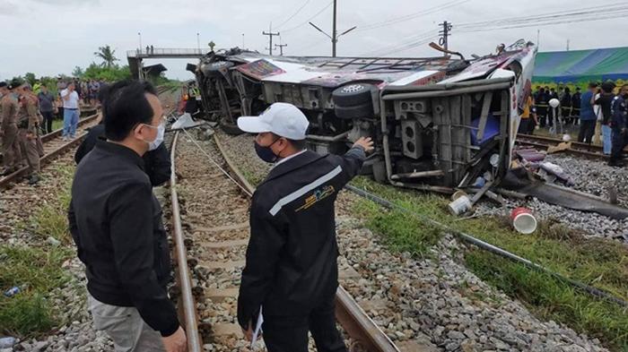 В Таиланде поезд протаранил автобус: 20 погибших
