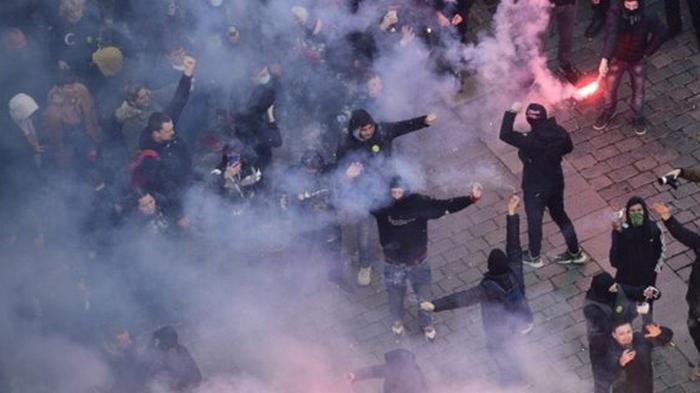 В Праге митинг против карантина перерос в ожесточенные столкновения с полицией