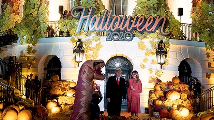 Трамп с женой пышно отметили Хеллоуин в Белом доме (фото)