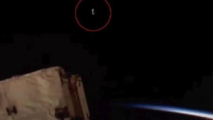 На МКС заметили таинственный объект (видео)