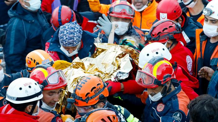 Землетрясение в Турции. Трехлетняя девочка провела под завалами 65 часов, ее спасли: видео