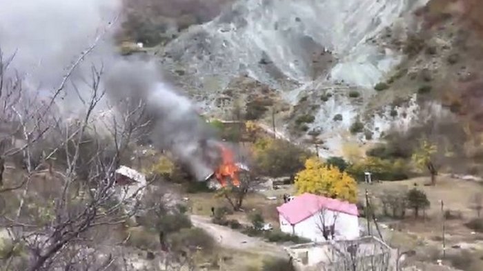 Жители Нагорного Карабаха сожгли свои дома