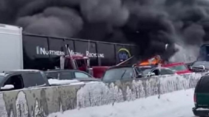 В США сгорели автомобили в масштабном ДТП (видео)