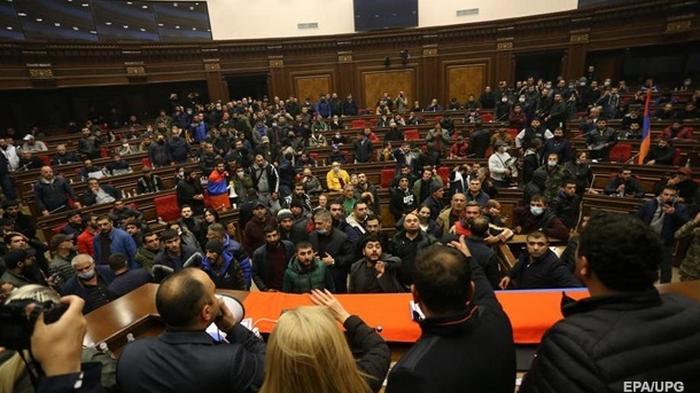 Оппозиция Армении намерена аннулировать соглашение по Карабаху