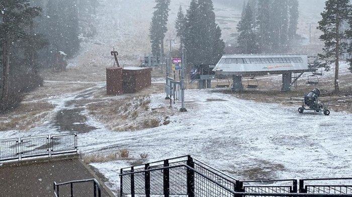 Калифорнию засыпало снегом после месяцев пожаров (видео)
