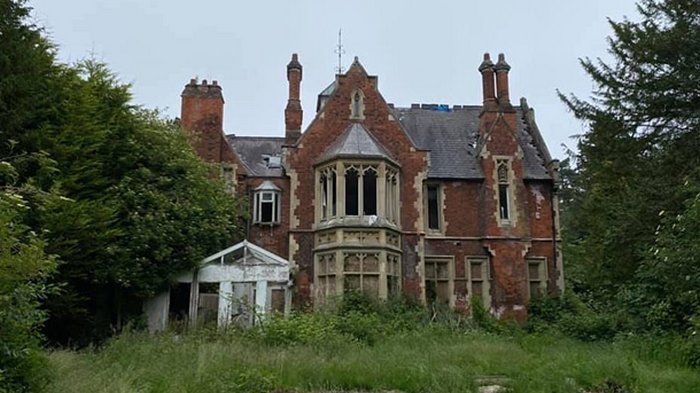 Блогер обнаружил на окраине Лондона заброшенный особняк (фото)