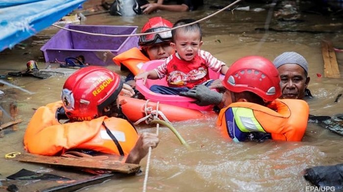 В Индонезии тысячи людей остались без жилья из-за паводков