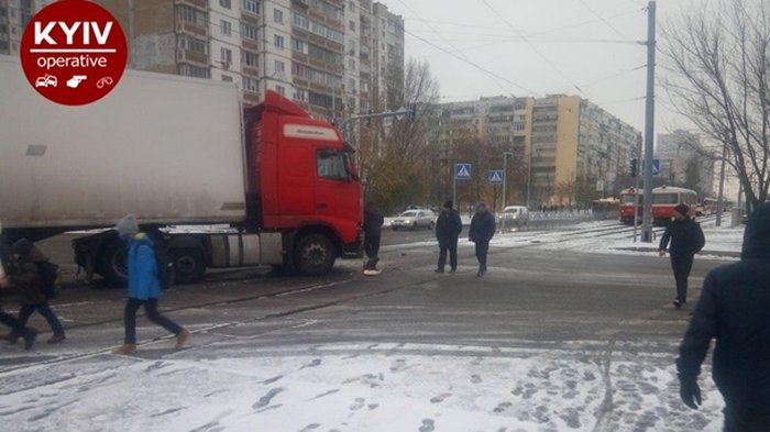 Первый снег в Киеве: за ночь полсотни ДТП