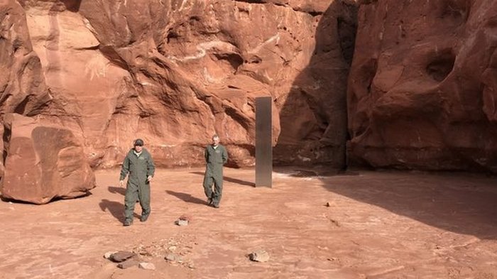В США экипаж вертолета обнаружил в пустыне загадочный металлический монолит (фото)